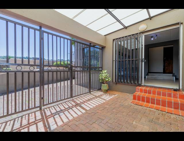 2 BEDROOM TOWNHOUSE FOR SALE IN ROODEKRANS